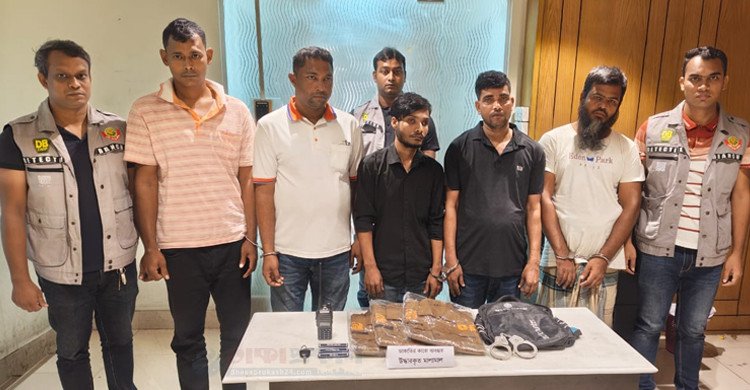 ডিবি জ্যাকেট ও ওয়াকিটকি সহ ডাকাত চক্রের ৫ সদস্য গ্রেফতার